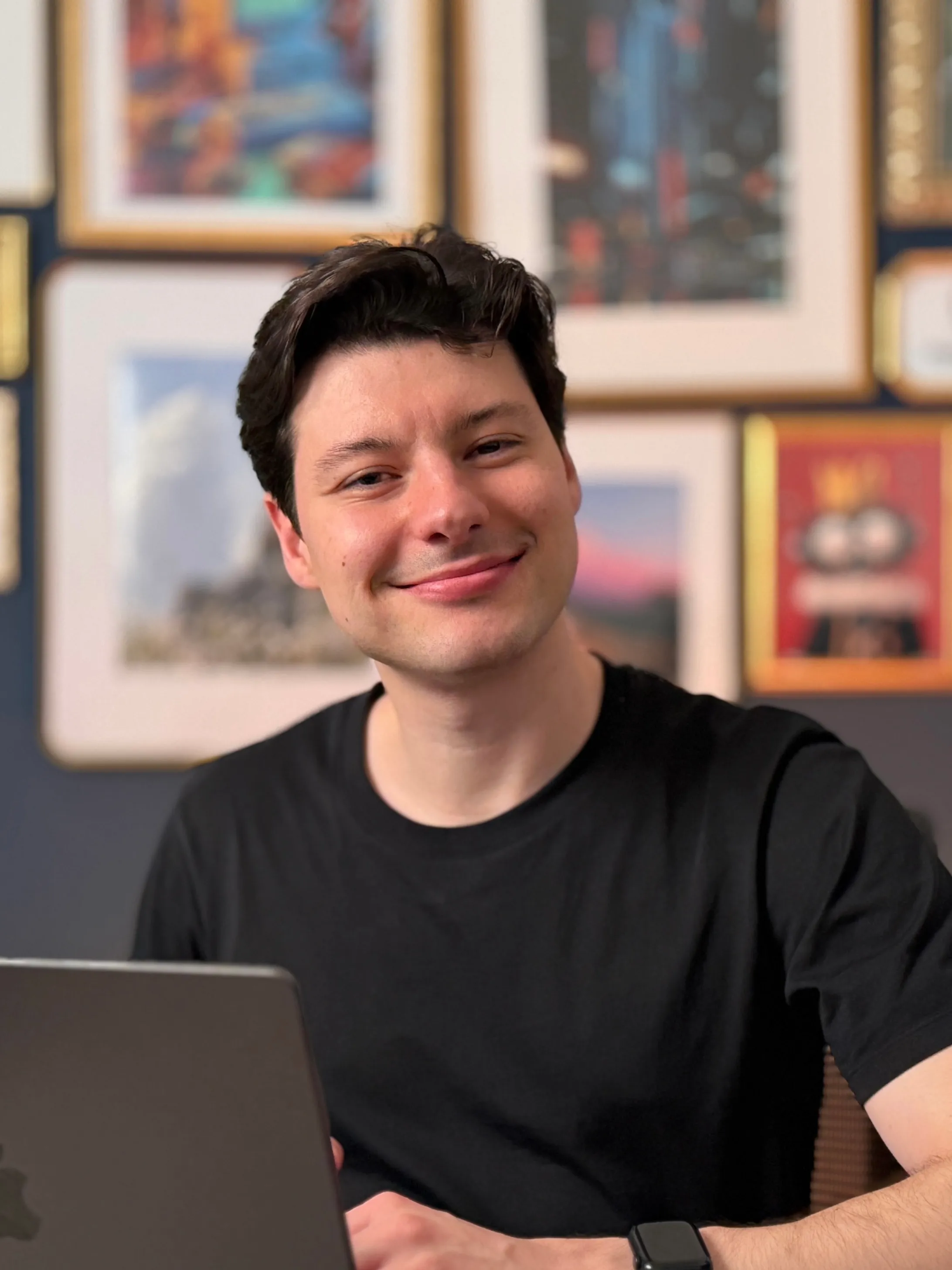 Andrés Treviño, fundador de Coordenada, sonriendo frente a su laptop
